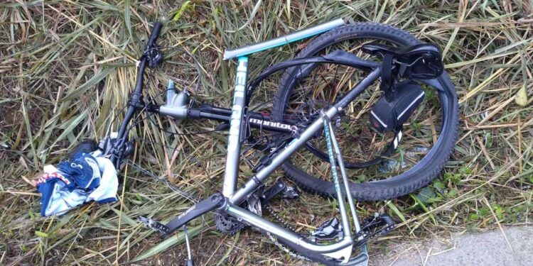 Carro atropela quatro ciclistas na SC-108, em Guaramirim