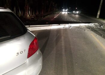 Carro colide em poste em Guaramirim