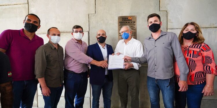 Pavimentação da SC-414 é pauta durante entrega do viaduto, em Guaramirim