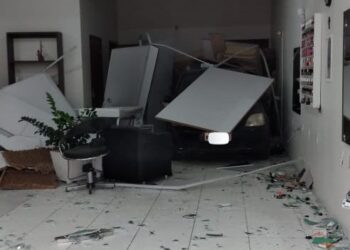 Mulher perde controle de veículo e invade loja em Schroeder