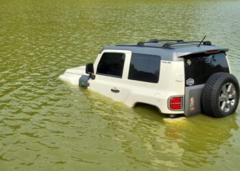 Motorista esquece de puxar freio de mão e carro cai em lagoa do Parque Malwee