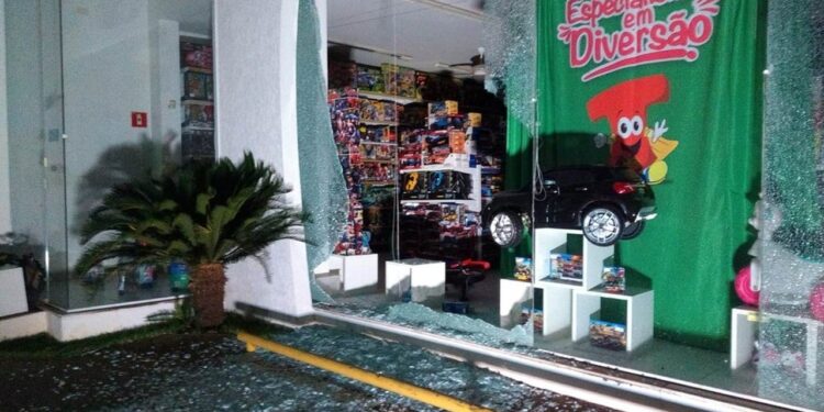 Três pessoas morrem após quadrilha atacar agências bancárias em SP