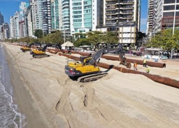 Continuam obras de alargamento da praia em Balneário Camboriú