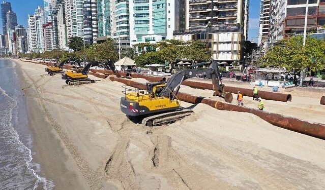 Continuam obras de alargamento da praia em Balneário Camboriú