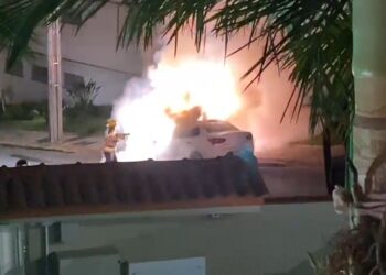 [Vídeo] Carro é completamente destruído após incêndio, em Jaraguá do Sul