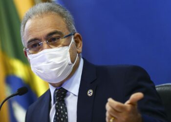 Vacinação de reforço contra covid-19 deve começar por idosos, afirma ministro da Saúde