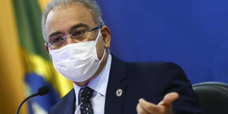 Vacinação de reforço contra covid-19 deve começar por idosos, afirma ministro da Saúde