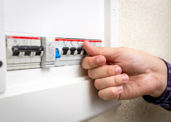 Idoso desliga disjuntor do inquilino por atraso no aluguel em Guaramirim