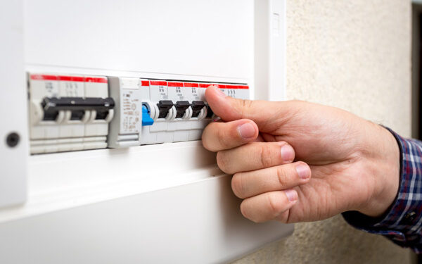 Idoso desliga disjuntor do inquilino por atraso no aluguel em Guaramirim