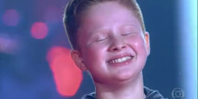 [Vídeo] Guaramirense Gustavo Bardim avança no The Voice Kids após escolha de Michel Teló