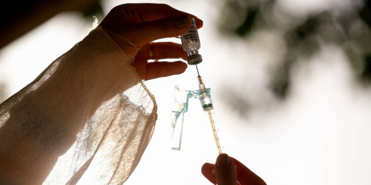 Covid-19: Brasil avalia aplicar dose de reforço a público específico