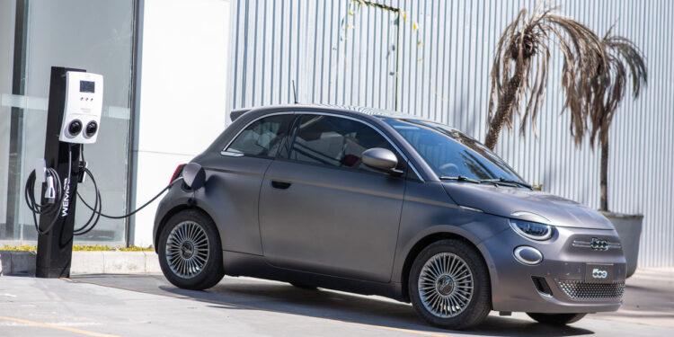 WEG é a nova fornecedora oficial do veículo elétrico 500e da FIAT