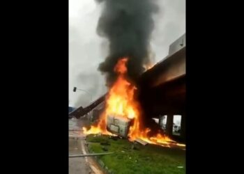 Caminhão despenca de viaduto, pega fogo e explode em SC