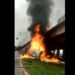 Caminhão despenca de viaduto, pega fogo e explode em SC