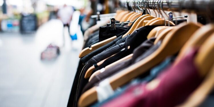 Mulher é presa após furtar R$ 1,2 mil em peças de roupa em Jaraguá do Sul