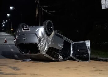 Vídeo: Carro capota após bater em poste em Guaramirim