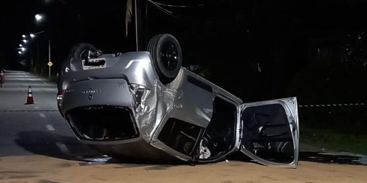 Vídeo: Carro capota após bater em poste em Guaramirim