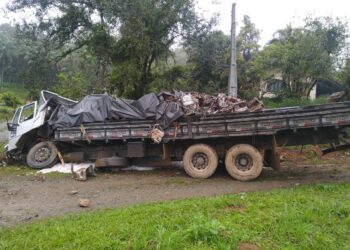 Motorista morre após pular da cabine do caminhão em acidente em Joinville