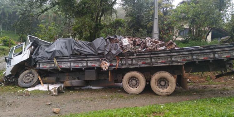 Motorista morre após pular da cabine do caminhão em acidente em Joinville
