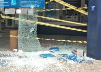 Fotos: Bandidos atiram contra agência da Caixa em Barra Velha