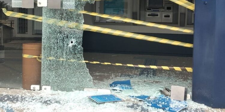 Fotos: Bandidos atiram contra agência da Caixa em Barra Velha
