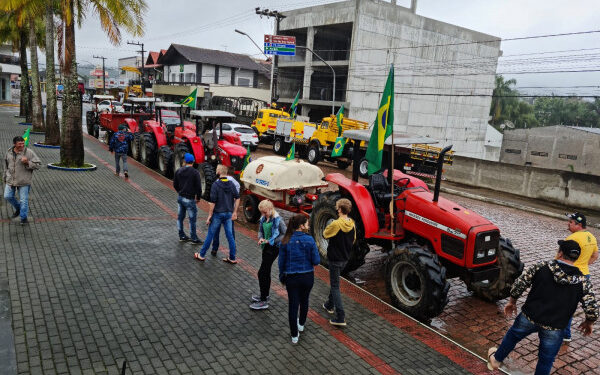 7 de setembro: ato em Corupá tem hasteamento da bandeira em guincho gigante