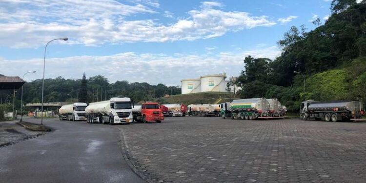 Caminhões de combustíveis devem ser liberados em Guaramirim com apoio da PM