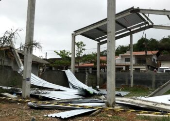 Construção desaba e trabalhadores ficam gravemente feridos em Guaramirim