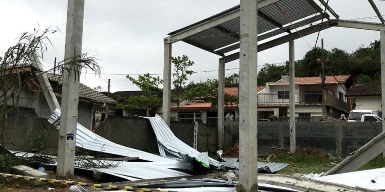 Construção desaba e trabalhadores ficam gravemente feridos em Guaramirim