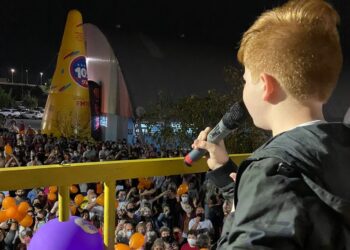 Vídeo: Gustavo Bardim canta para milhares de pessoas em Guaramirim