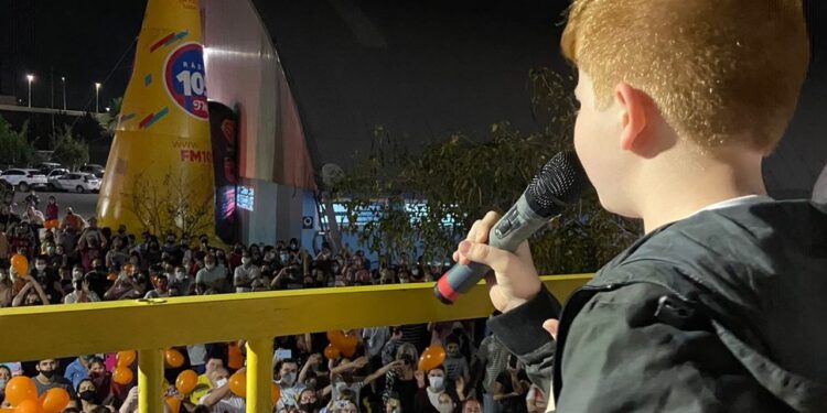 Vídeo: Gustavo Bardim canta para milhares de pessoas em Guaramirim