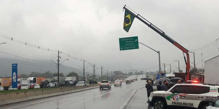 Encerrada a manifestação dos caminhoneiros na BR-280, em Guaramirim