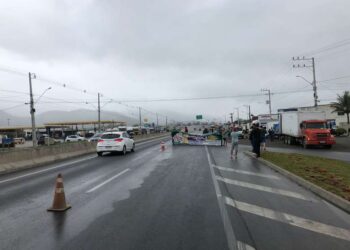 Vídeo: Manifestantes fazem ato na BR-280 em Guaramirim