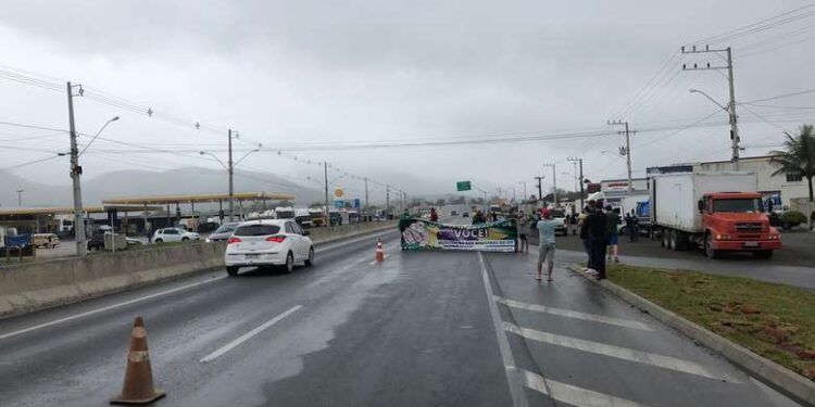 Vídeo: Manifestantes fazem ato na BR-280 em Guaramirim