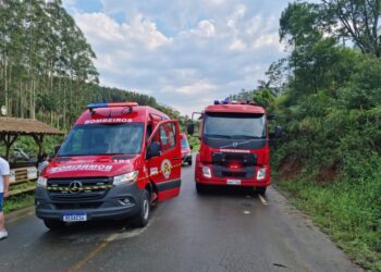 Homem fica gravemente ferido após colidir carro em poste em Massaranduba