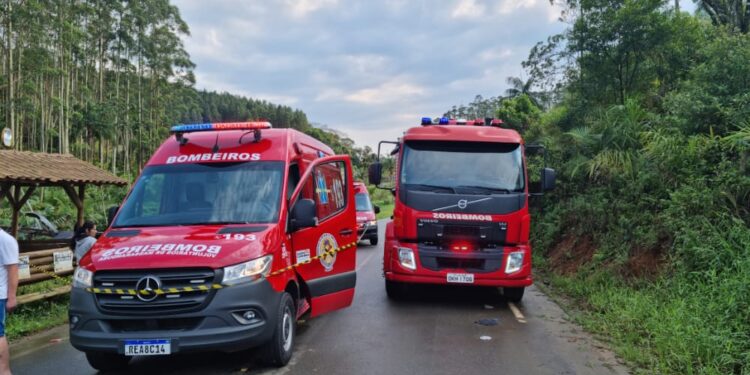 Homem fica gravemente ferido após colidir carro em poste em Massaranduba