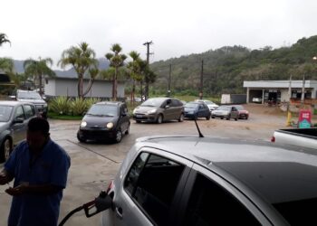 Fotos: ameaça de falta de combustível leva jaraguaenses a formar filas nos postos