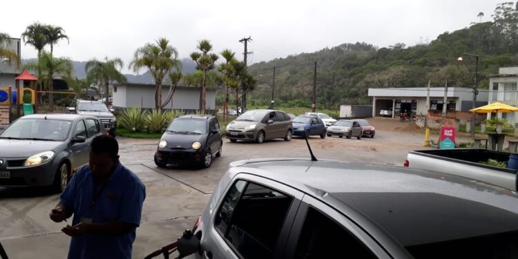 Fotos: ameaça de falta de combustível leva jaraguaenses a formar filas nos postos