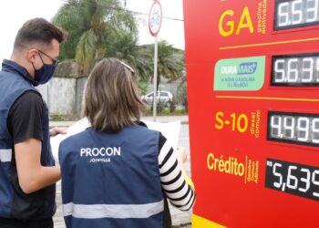 Procon fiscaliza postos de combustível em Joinville