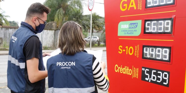 Procon fiscaliza postos de combustível em Joinville