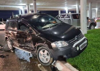 Após acidente, carro vai parar em canteiro do viaduto da SC-108 em Guaramirim