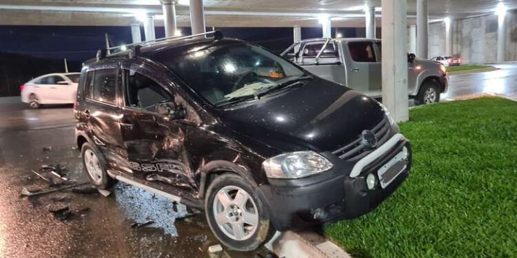 Após acidente, carro vai parar em canteiro do viaduto da SC-108 em Guaramirim