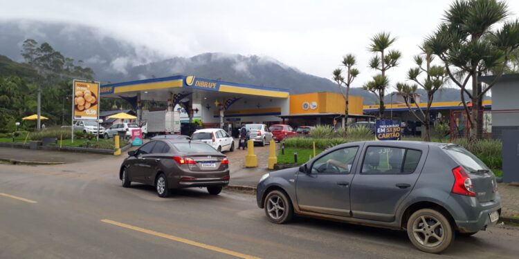 Fotos: ameaça de falta de combustível leva jaraguaenses a formar filas nos postos