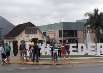 Dois grupos se reúnem para manifestação em Schroeder