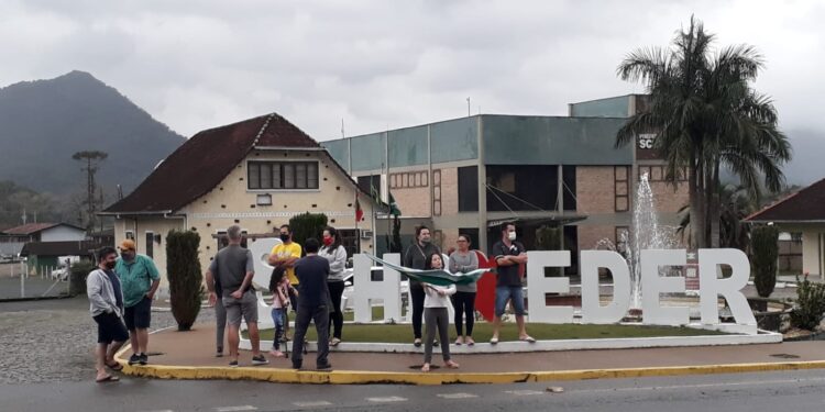 Dois grupos se reúnem para manifestação em Schroeder