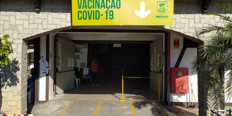 Central de Vacinas Covid atenderá até as 14h na quarta-feira (22) em Jaraguá do Sul