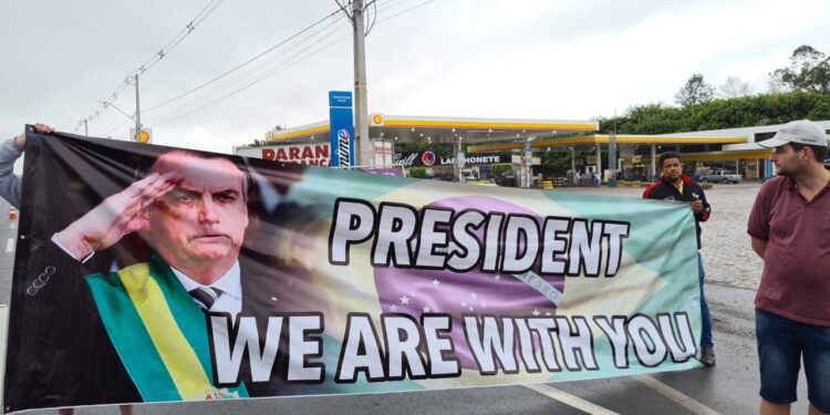 Manifestantes continuam na BR-280, em Guaramirim