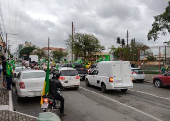 [Vídeo] Manifestantes se reúnem na Praça Ângelo Piazera, em Jaraguá do Sul