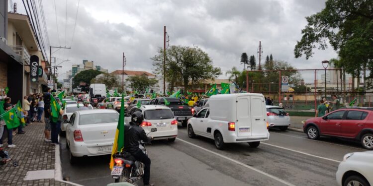 [Vídeo] Manifestantes se reúnem na Praça Ângelo Piazera, em Jaraguá do Sul
