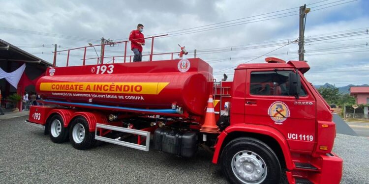 Lunelli faz importante doação aos Bombeiros Voluntários de Corupá